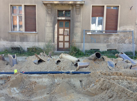 heute: alte Tonrohre Foto von einem Abschnitt am anderen Ende mit alten Tonrohren ist zu sehen.