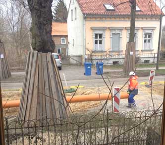 Foto von Tiefbauer, der PVC-Rohr trägt - heute.