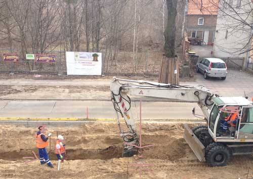 Bagger an der Abwasserzuleitung Foto von Bagger, im Graben - heute.