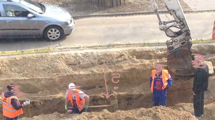 Bagger an der Abwasserzuleitung Foto von Bagger und Arbeitern mit Anwohner am heiklen Punkt - heute.