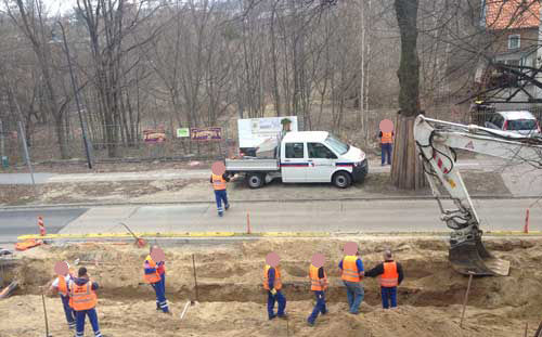 Foto von vielen Arbeitern am Graben und am heiklen Punkt - heute.