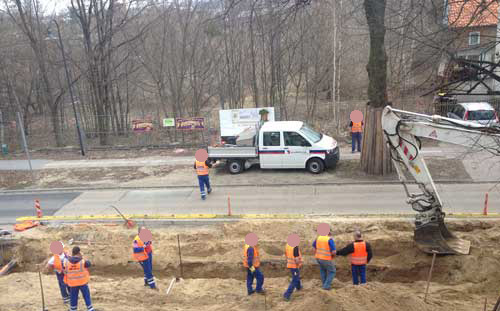am heiklen Punkt Foto von vielen Arbeitern am Graben und am heiklen Punkt - heute.