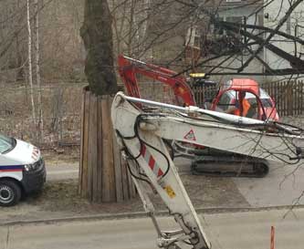kleiner Bagger kommt auf Fußweg gefahren Foto von kleinem Bagger, direkt am Baum 74 - heute.