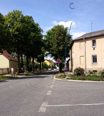 Foto von der Eisenbahnstraße an der Ecke zum Bahnhof ist zu sehen