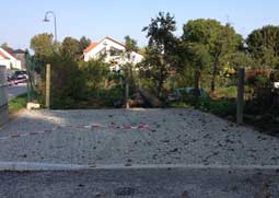 Foto von einer befestigten Fläe an der Eisenbahnstraße Foto von einer kleinen befestigten Fläe ist zu sehen