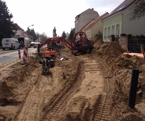 Foto von der Baustelle in Richtung Innenstadt mit aufgewühlter Erde - heute.