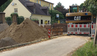 Foto von der Stelle, wo die Druckleitung über die Straße geführt werden soll - heute Abend um 18 Uhr.