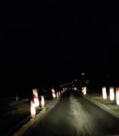 heute im Dunklen Foto von der Fahrbahn im Dunklen heute Abend ist zu sehen.