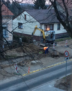 Foto von kleinem Bagger schräg gegenüber ist zu sehen - heute.