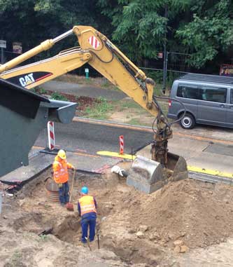 Bagger vor der Eisenbahnstraße 132, dort endet ein Abschnitt der neuen Druckleitung. Hier muß bald ein Anschluss zur bereits neu verlegten erstellt werden.
title=