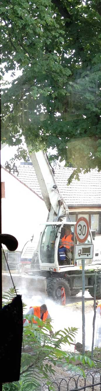 Foto von der Baustelle - es werden die Granitbordsteine geschnitten mit großer Staubentwicklung - heute Vormittag. title=