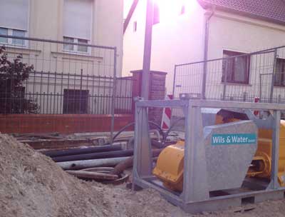 Foto von der Baustelle mit Wasserhaltungsgeräten von Fa. Wils heute. title=