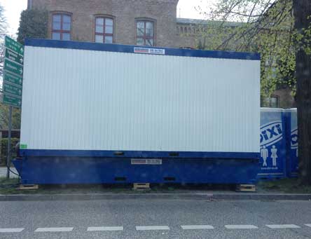 heute um 14 Uhr Foto von einem WC-Wagen vor der Schule.