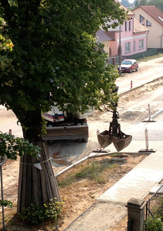 Foto: Blick auf Baustelle vor dem Grundstück Hausnr. 134 ist zu sehen - Foto.