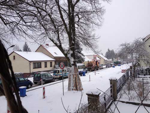 die verschneite Straße Foto von der verschneiten Eisenbahnstraße