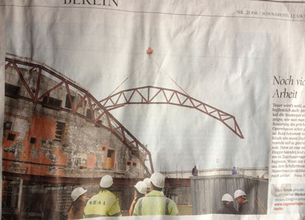 Foto von einem Artikel in der Tageszeitung heute Foto von Baustelle Staatsoper in der Zeitung ist zu sehen.