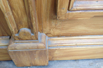 Foto von einer Holztür. voll mit Staub, ist zu sehen.