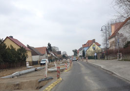 Foto von neuer Haltestelle mit Mittelinsel am Marienweg im Bau ist zu sehen - heute Mittag.