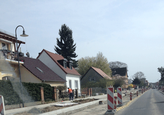 Foto von Arbeiten am Fußweg Arbeiten an den Rändern des Fußweges.