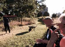 Foto von Personen auf einer Wiese Foto von einem Feld mit Personen ist zu sehen