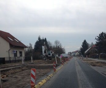 Foto von Straße und Bagger ist zu sehen - heute.