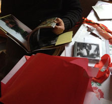 Foto von Tisch mit Geschenken heute Foto von Tisch und Papier ist zu sehen - heute.