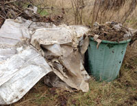 Foto von Plastikfolie auf einer Wiese heute Foto von Plastikfolien auf einem Feld ist zu sehen - heute.