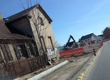 Granitborde an der süßen Ecke Foto von der Straßenseite, die im Bau ist - heute.