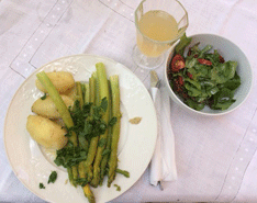 Foto von einem Teller mit Spargel.