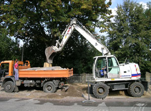 Foto von einem Bagger am Zaun - 2009.