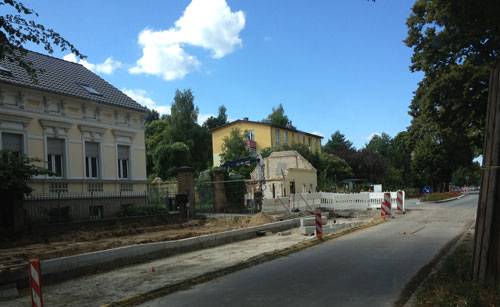 Foto von einem kaputten Haus ist zu sehen.