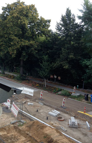 Sand heute Blick von oben auf den Streifen vor dem Haus Nr. 132, wo die Bäume standen - Foto ist zu sehen.