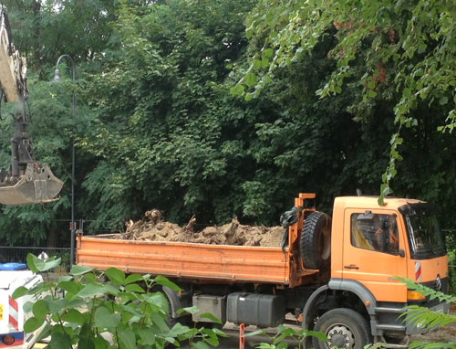 Foto von einem LKW mit WURZEL ist zu sehen.