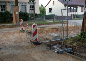 Foto von der Stelle der Einfahrt, wo die frei gelegte Wurzel ist - heute um 21 Uhr.