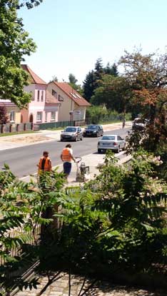 auf dem Fußweg in der Eisenbahnstraße heute Foto von der Eisenbahnstraße mit Arbeitern von Eurovia und Rüttler auf dem Fußweg ist zu sehen