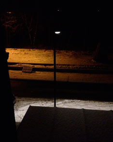 Foto von Straße und der Einfahrt des geplanten Nettomarktes ist zu sehen - heute.