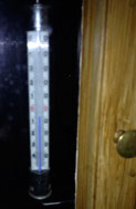 Blick auf Thermometer heute Foto von Thermometer am Fenster ist zu sehen - heute.