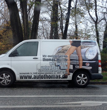 Foto von Auto mit sexistischer Werbung heute Foto von Auto mit sexistischer Werbung Haus ist zu sehen - heute.