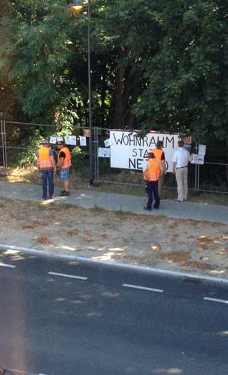 Foto von der Straße mit Leuten ist zu sehen