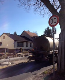 Foto von der Straße mit einem großen Fahrzeug  ist zu sehen - heute.