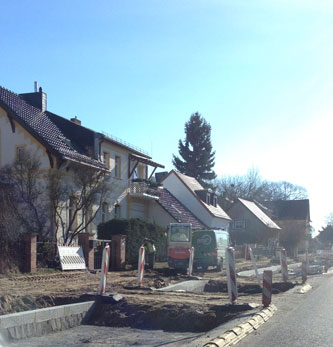 Foto von der Straße mit einem grünen Technikfahrzeug  ist zu sehen - heute.