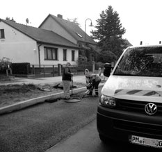 heute früh auf der Straße Foto von der im Bau befindlichen Straßenseite - Männer beim Stemmen sind zu sehen.