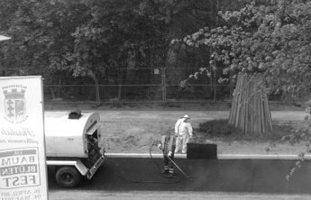 Foto von der im Bau befindlichen Straßenseite - heute wird wieder vorher Chemie aufgetragen - ist zu sehen.