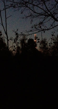 Foto vom Betonschornstein am Abend ist zu sehen.