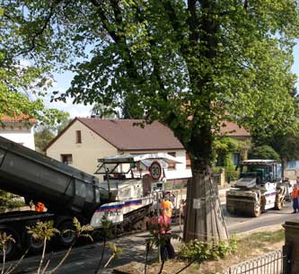 heute um 14 Uhr wird unter den Linden asphaltiert Foto von der Straße mit LKW und Ashaltiermaschine etc. ist zu sehen - heute.