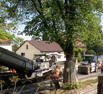 Foto von der Straße mit LKW und Ashaltiermaschine etc. ist zu sehen - heute.