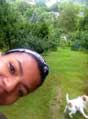 Foto von Ydnam und dem Hund am Berg am 25.Juli 2014 Foto von einer Frau und Hund am Berg ist zu sehen