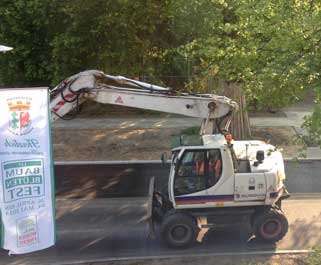 Foto von der Straße mit einem Bagger ist zu sehen - heute.