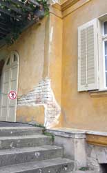 Foto von einem Gebäude - Römische Bäder Foto von einem Gebäude mit Putzschäden ist zu sehen