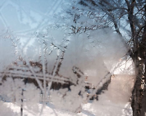 Blick auf vereistes Fenster heute Foto von Eisblumen am Fenster in der Eisenbahnstraße ist zu sehen - heute.